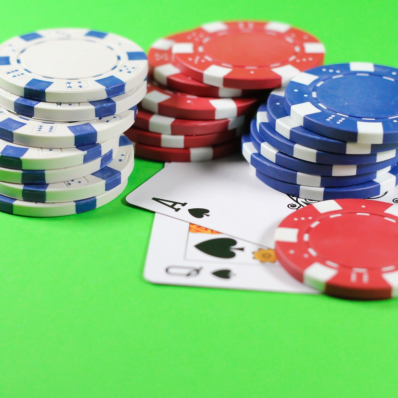 Người dùng Việt Nam chơi game trên điện thoại qua nền tảng t168